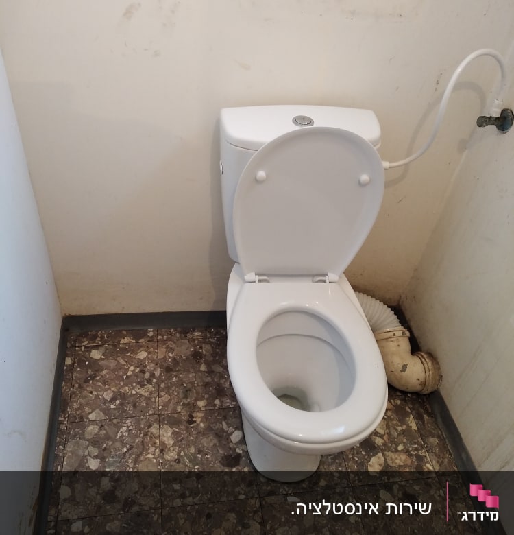 אסלה עם צינור ניקוז לבן מחובר לקיר